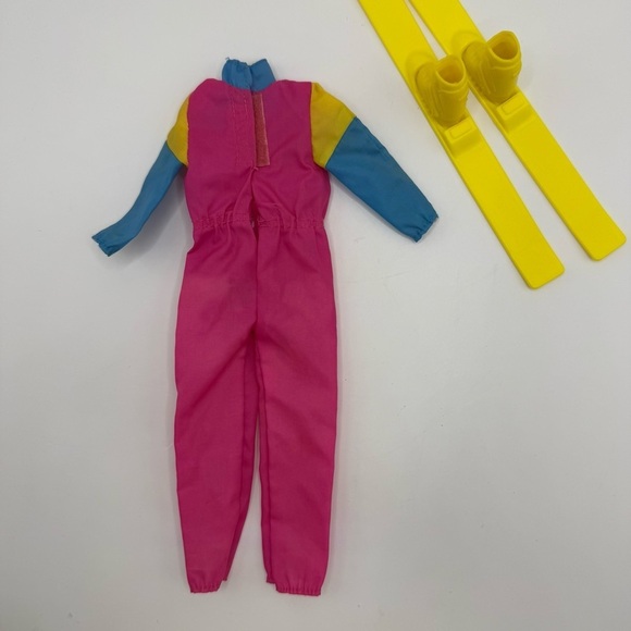 1989 Vintage Barbie Doll All Stars Ski Suit Outfit With Yellow Skis #2553 - Picture 2 of 3